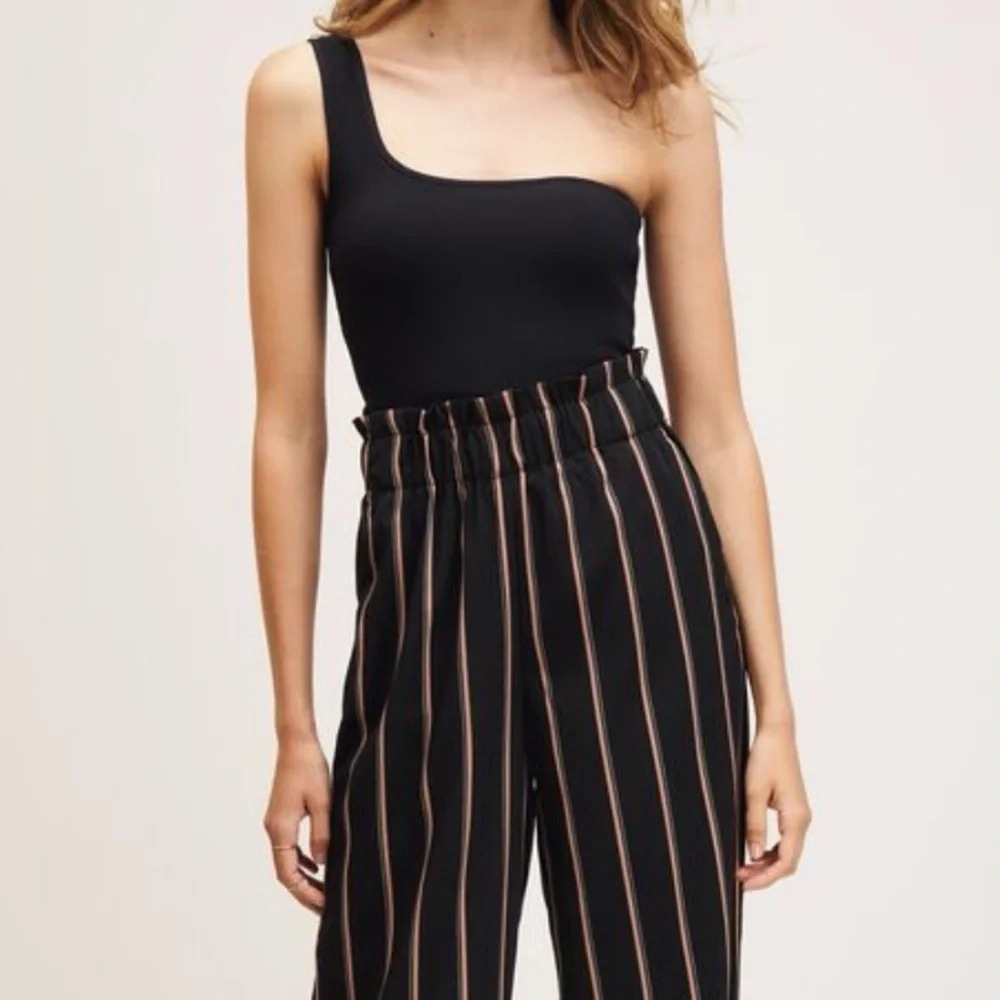 Dynamite- Ribbed Black One-Shoulder Top - Picture 2 of 8